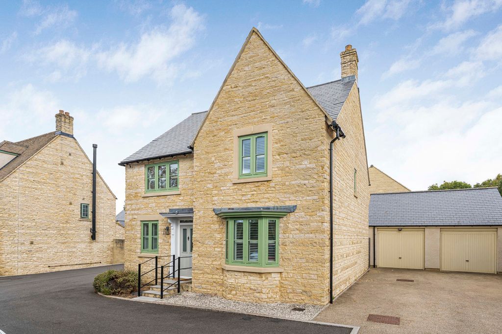 4 bed detached house for saleClappen Close, Cirencester, Gloucestershire GL7