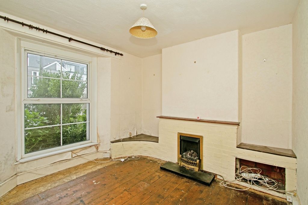 Property photo 2 of 32 Lounge