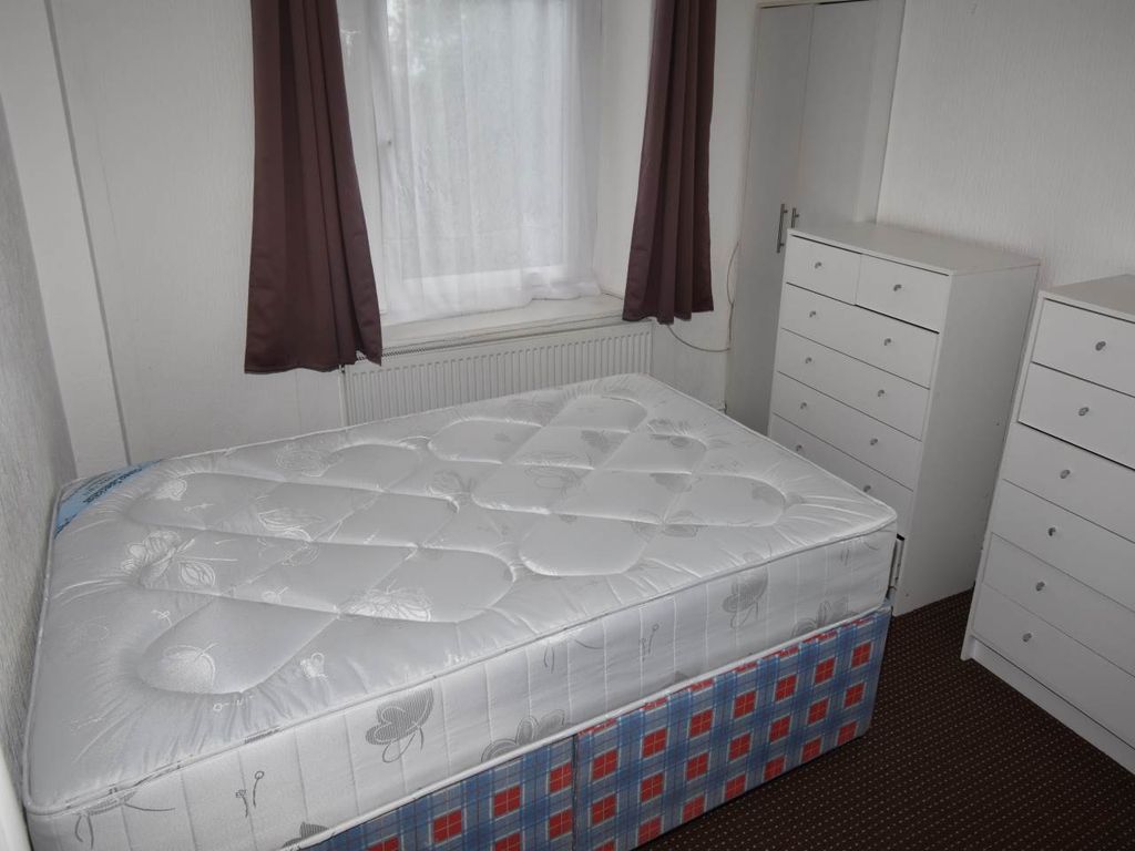 Property photo 3 of 5 Bedroom Photo 1