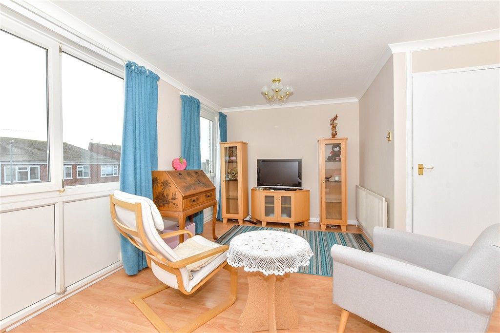 Property photo 1 of 9 Lounge