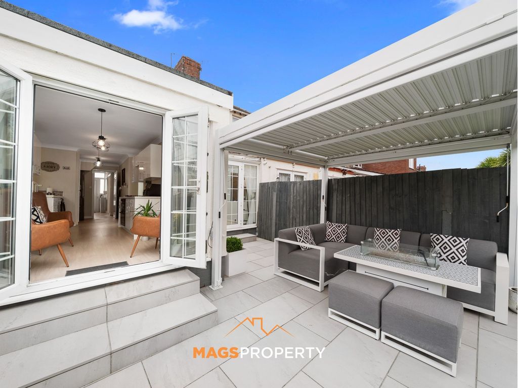 Property photo 2 of 31