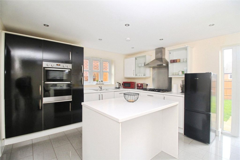 Property photo 3 of 20 Living Kitchen