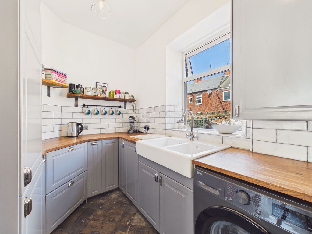 Property photo 3 of 9 Kitchen