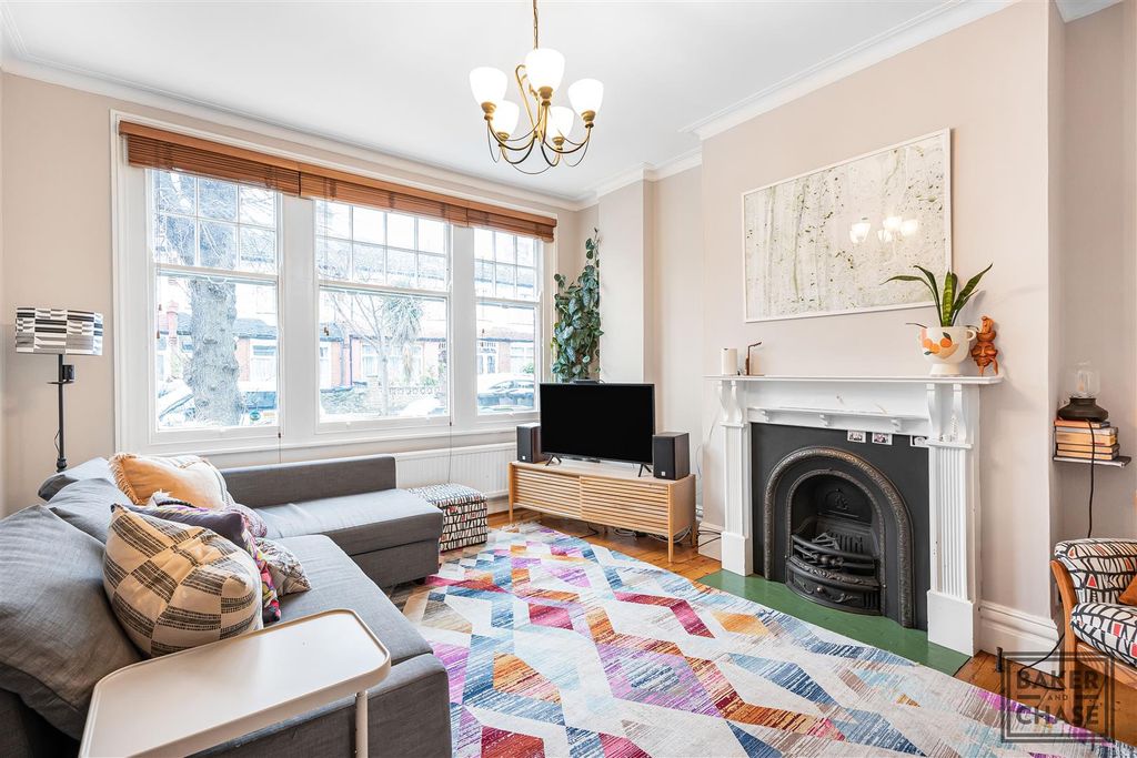 Property photo 2 of 31 Lounge