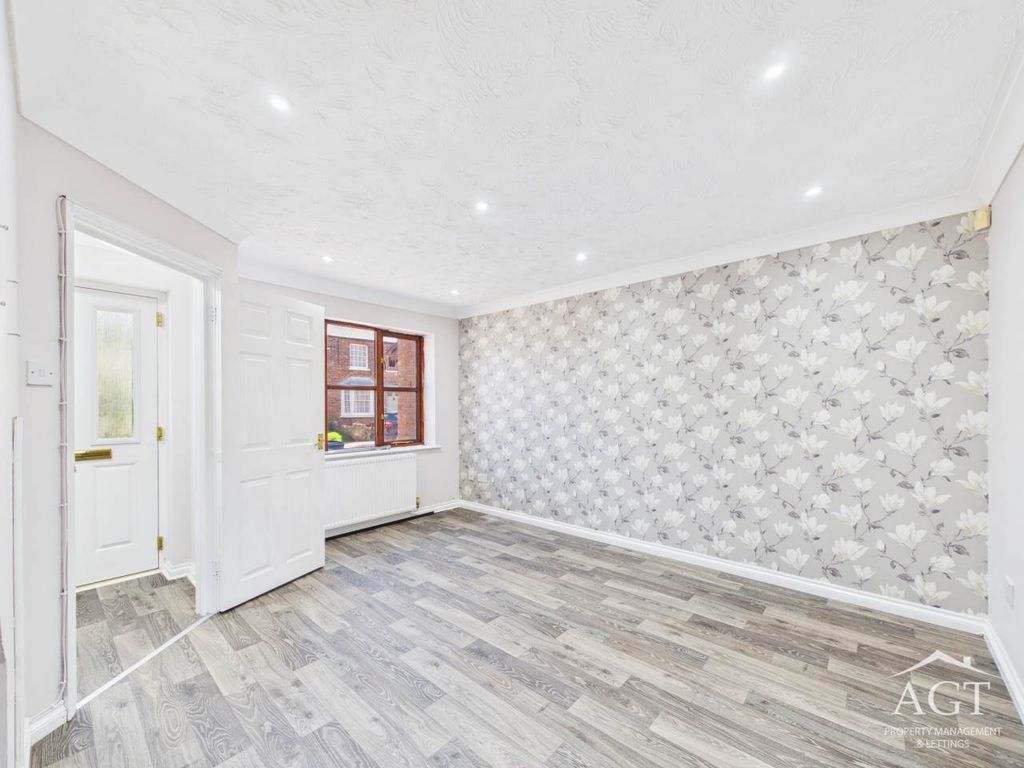 Property photo 2 of 15 Lounge