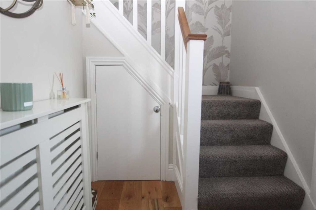 Property photo 2 of 12 Entrance Hall