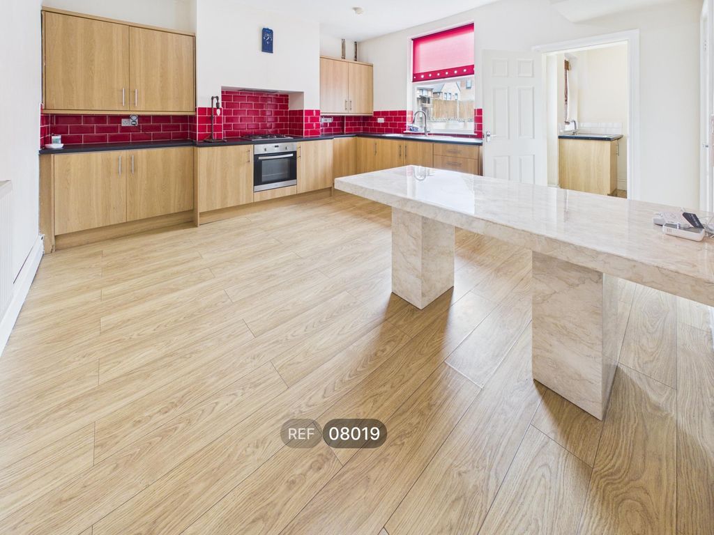 Property photo 2 of 18 Kitchen