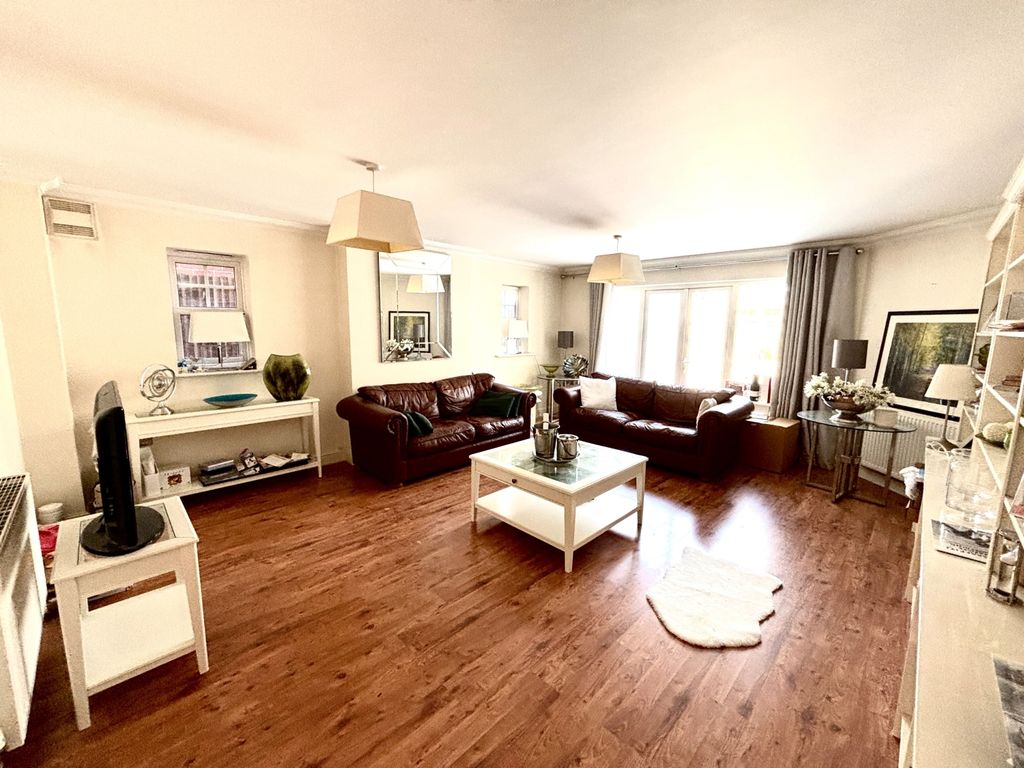 Property photo 2 of 12 Lounge