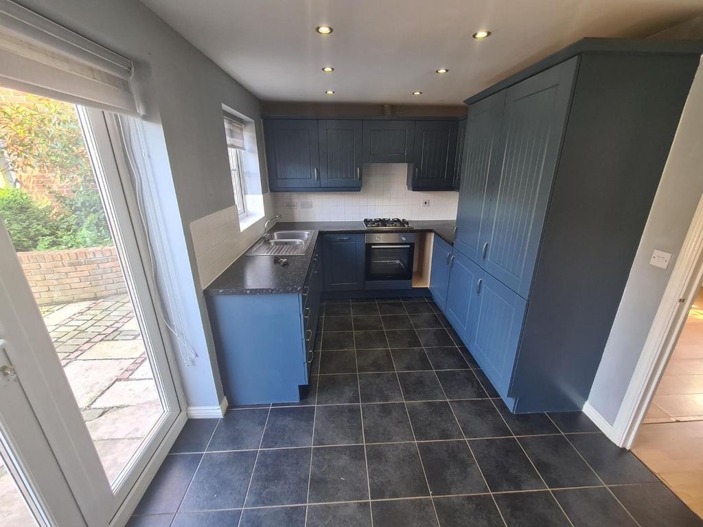 Property photo 3 of 11 Kitchen