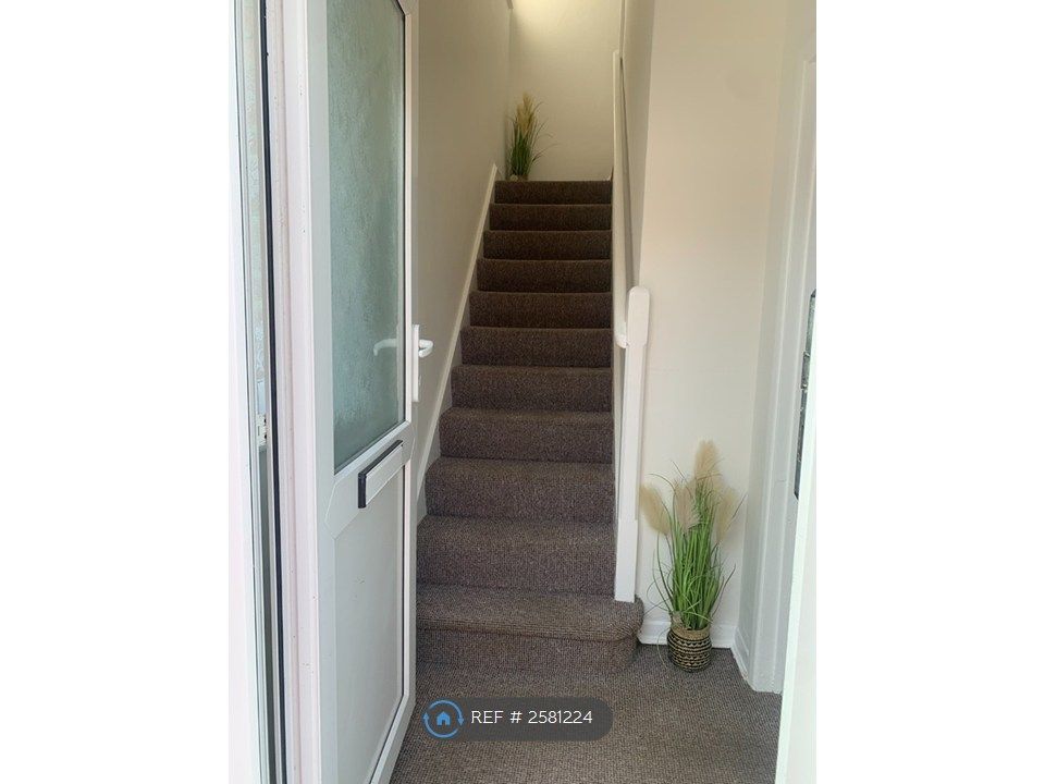 Property photo 3 of 20 Entrance Hall