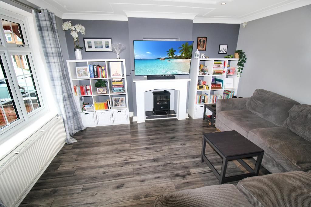 Property photo 3 of 12 Lounge