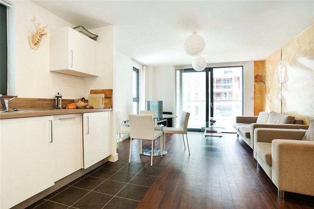 Property photo 2 of 11 Reception/Kitchen