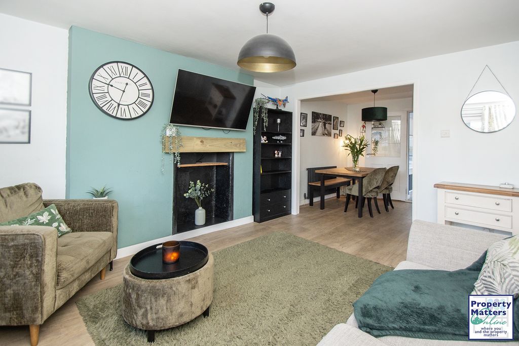 Property photo 3 of 17 Lounge