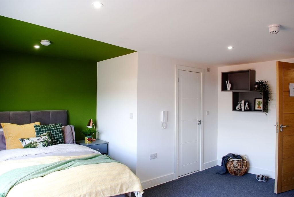Property photo 1 of 6 This Inviting Double Bedroom Features A Cozy Atmos...
