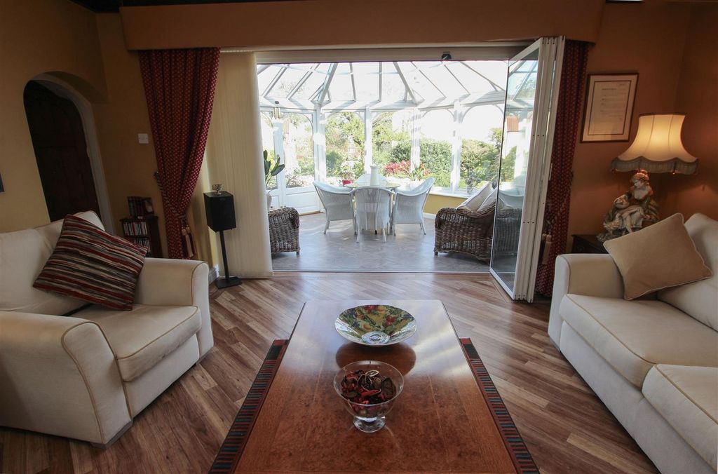 Property photo 3 of 49 Lounge