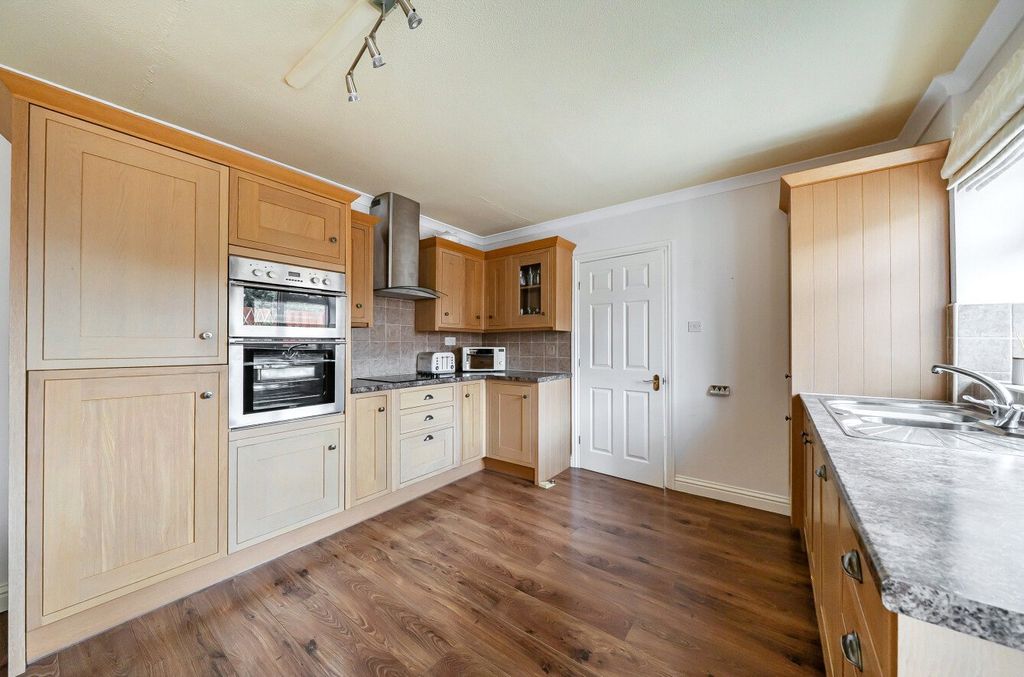 Property photo 2 of 31 Picture No. 11