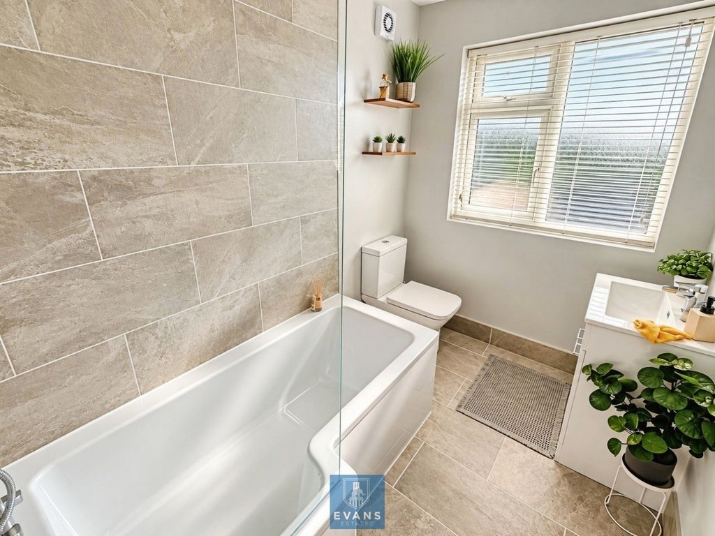 Property photo 3 of 10 Refitted Family Bathroom
