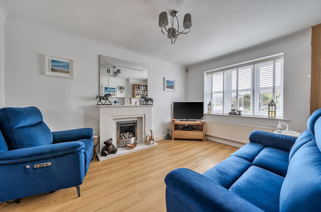 Property photo 2 of 10 2 - Lounge