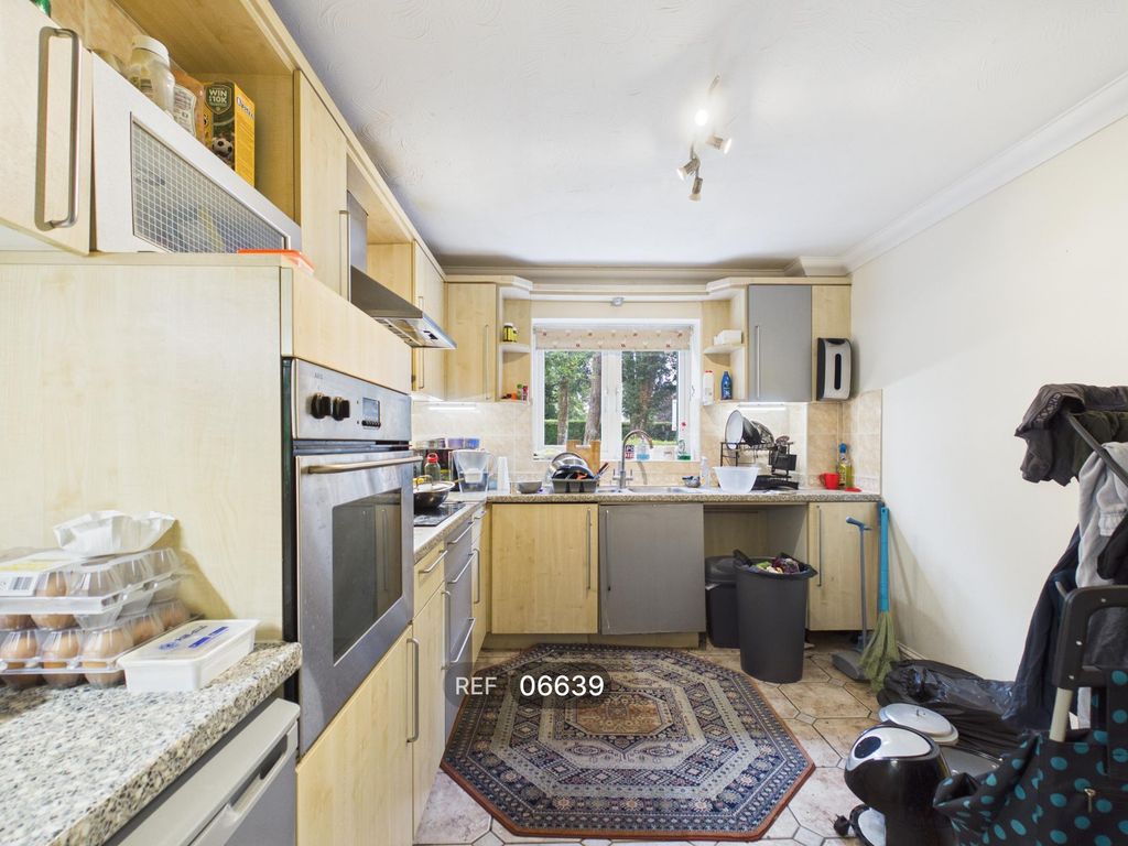 Property photo 3 of 19 Kitchen