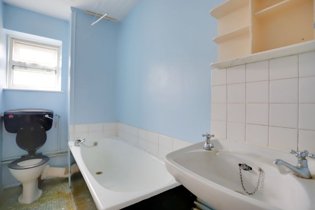 Property photo 3 of 8 4