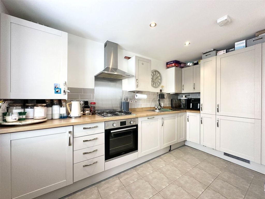 Property photo 3 of 18 Kitchen