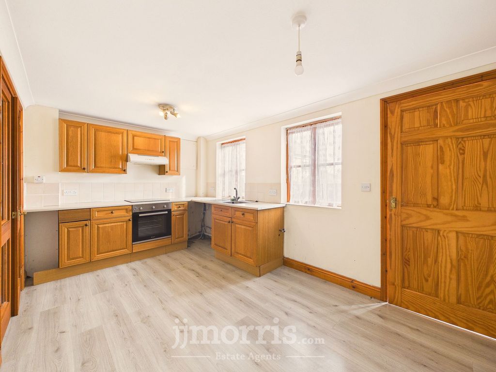 Property photo 2 of 28