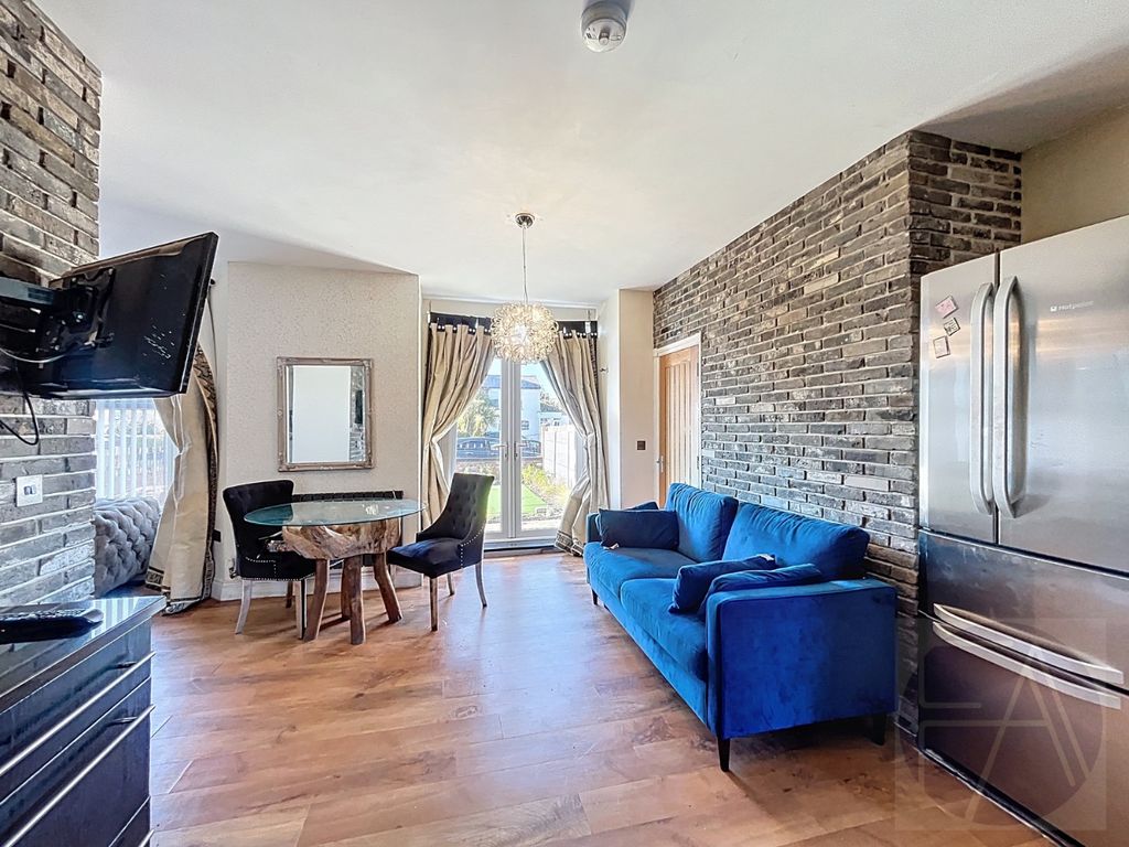 Property photo 3 of 17 4563843