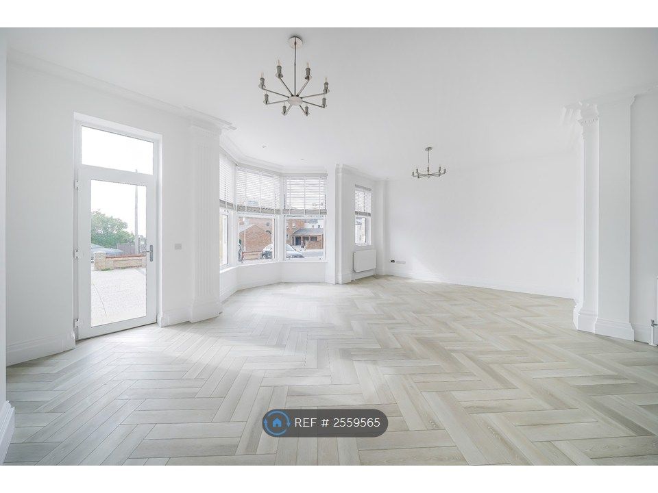 Property photo 2 of 23 Spectacular Lounge With Sea Views