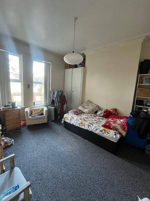 Property photo 2 of 14 Bright, Well-Appointed Bedroom With Large Sash Win...