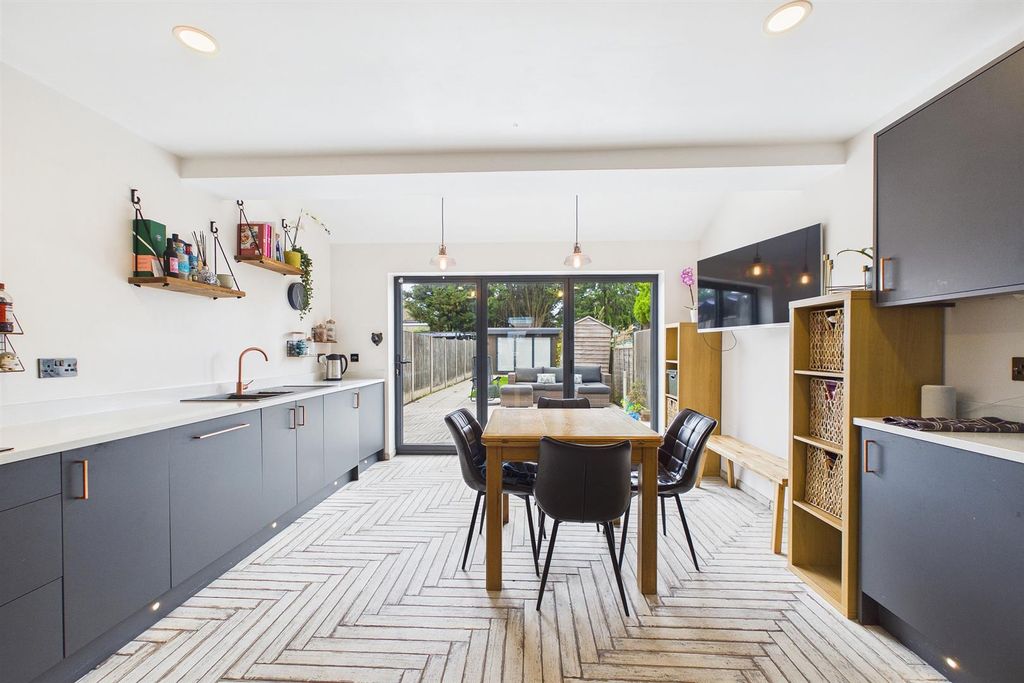 Property photo 3 of 17 Cam03736G0-Pr0289-Still014.Jpg
