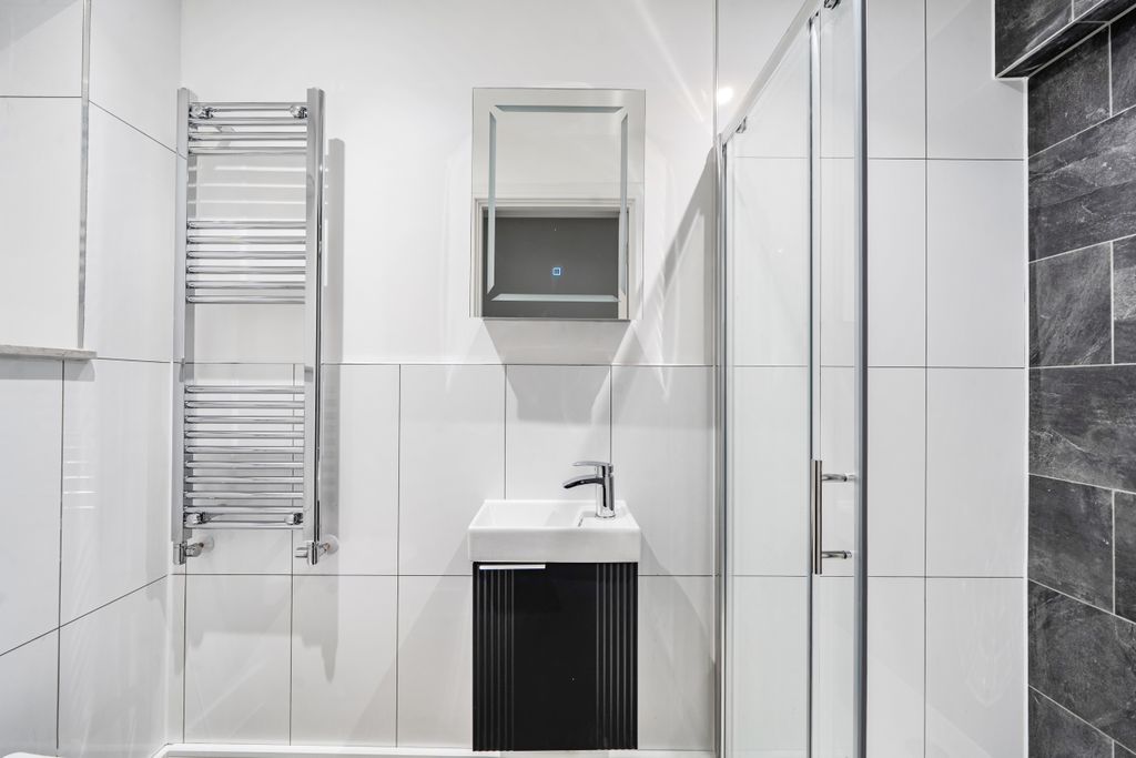 Property photo 2 of 6 1484613-3-6A3E889...