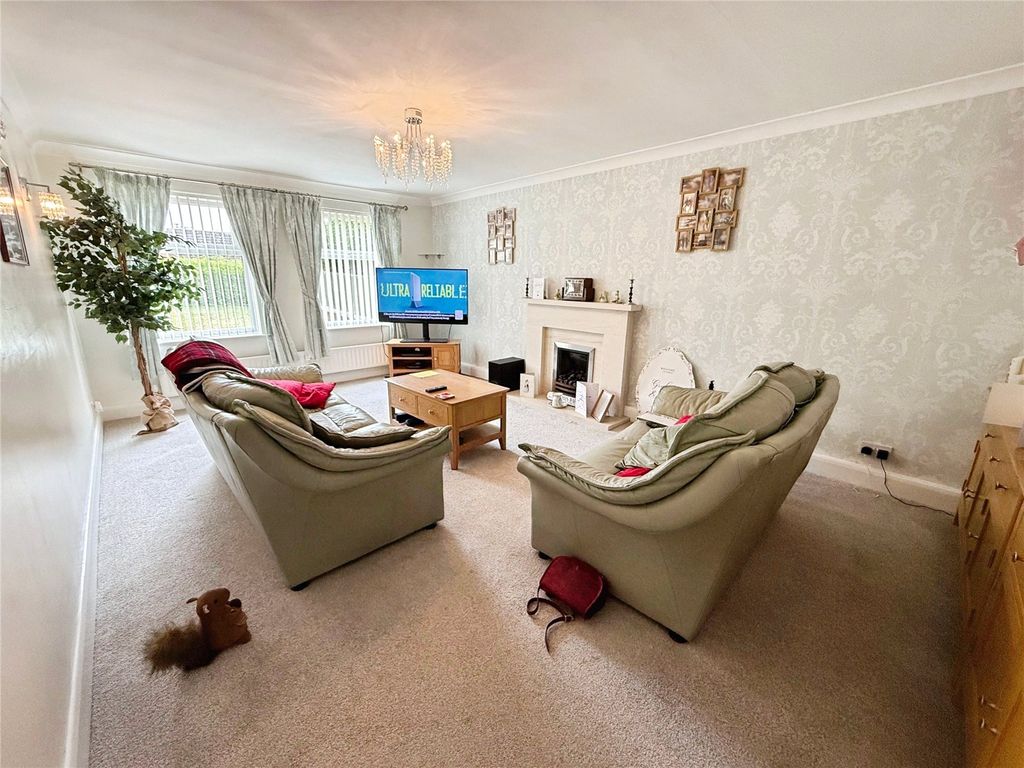 Property photo 3 of 12 Lounge