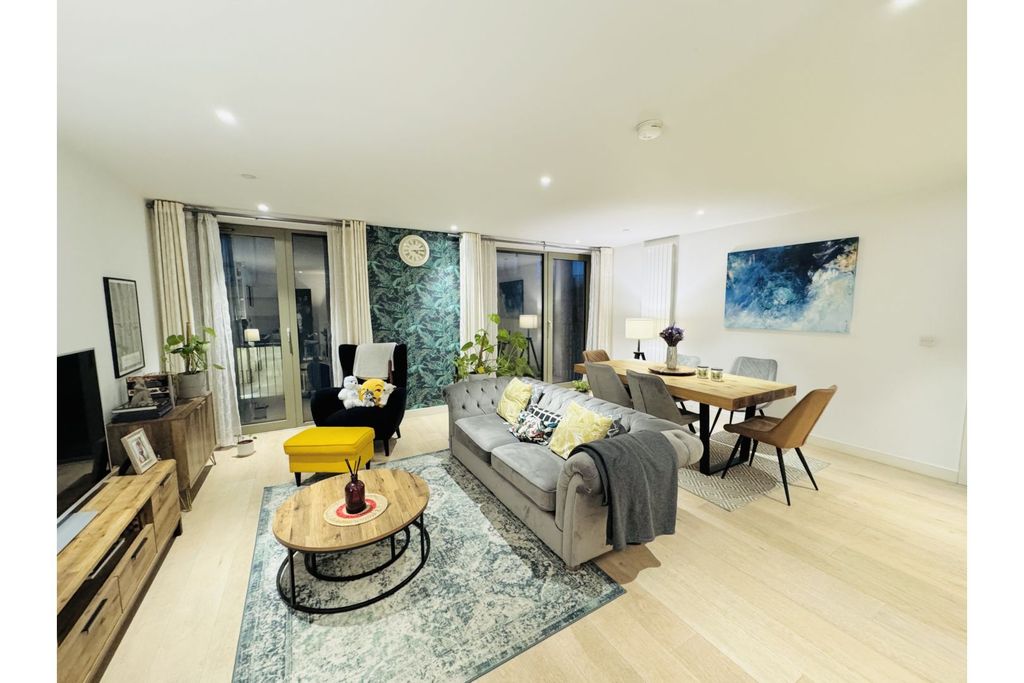 Property photo 1 of 10 Living / Dining Room