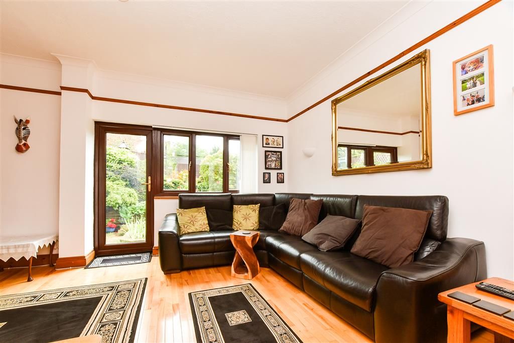 Property photo 3 of 13 Lounge