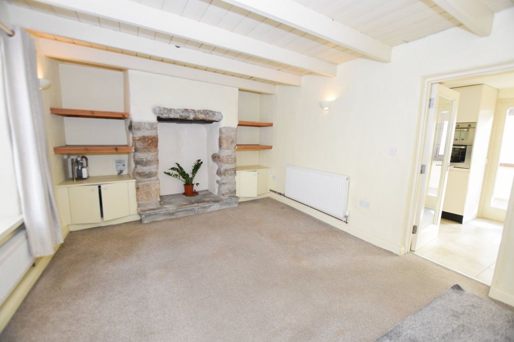 Property photo 3 of 14 Lounge