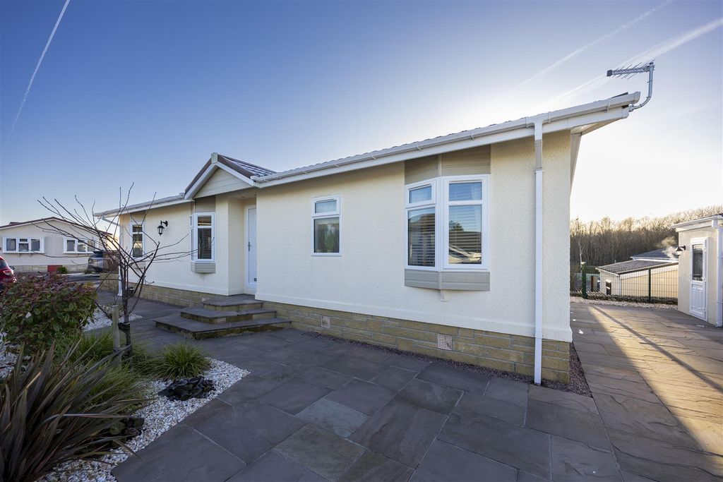 Property photo 1 of 19 8_Maple_Crescent_Red_Deer_Village_005.Jpg