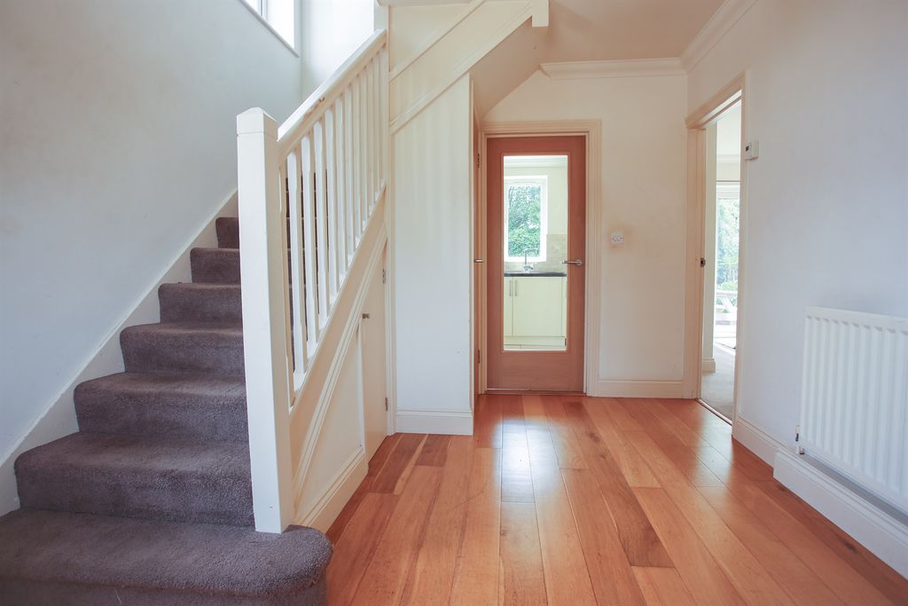 Property photo 2 of 11 Entrance Hall