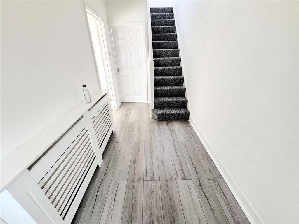 Property photo 2 of 13 Entrance Hall