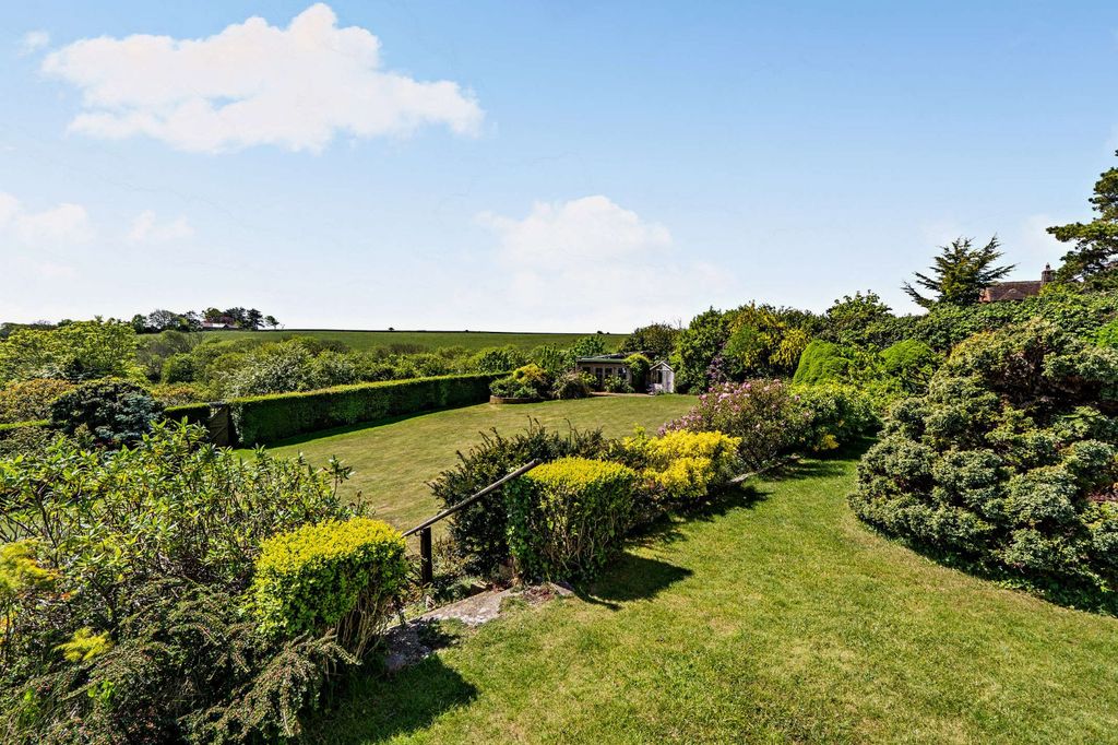 Property photo 2 of 18 Gardens