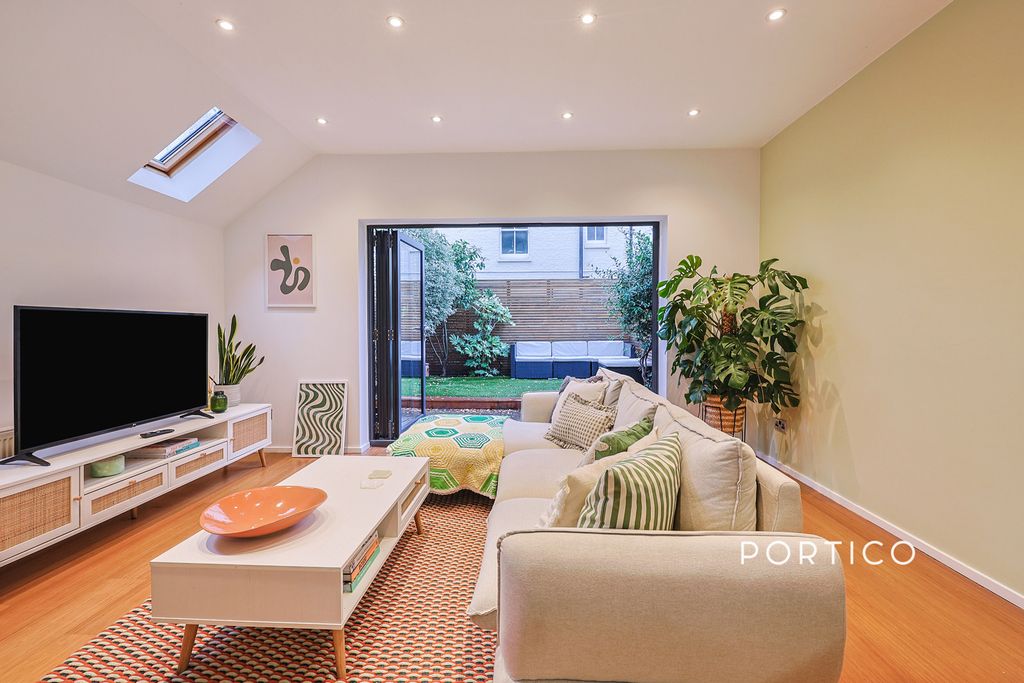 Property photo 3 of 10 Reception