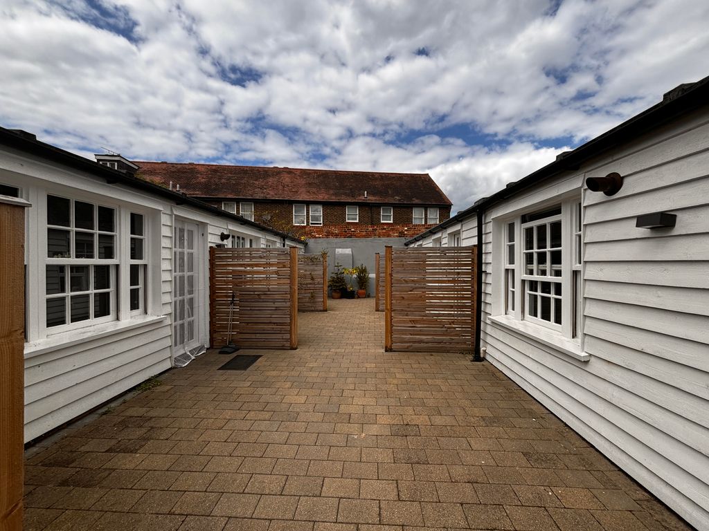 Property photo 1 of 4 Apartment For Rent