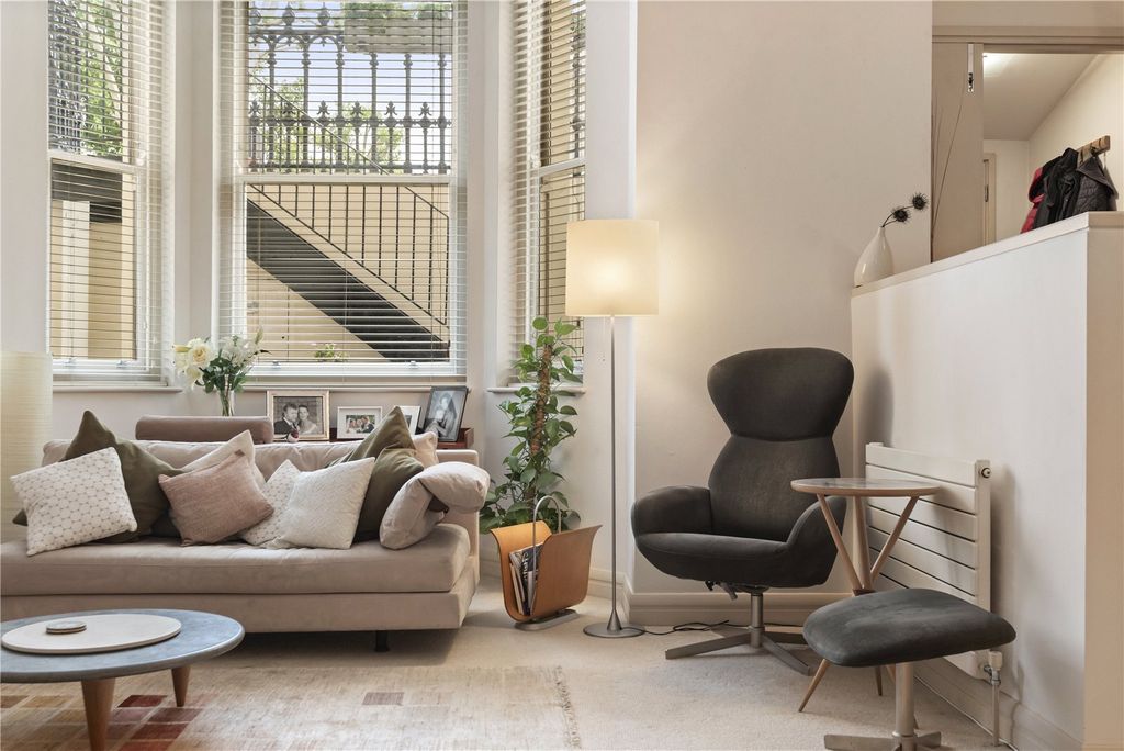 Property photo 3 of 19 Reception