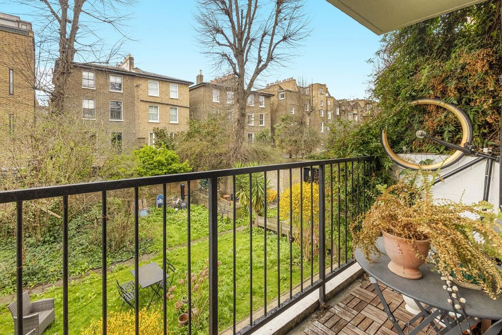 Property photo 3 of 10 Balcony