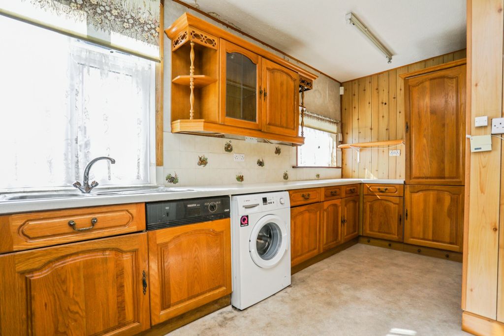 Property photo 2 of 28
