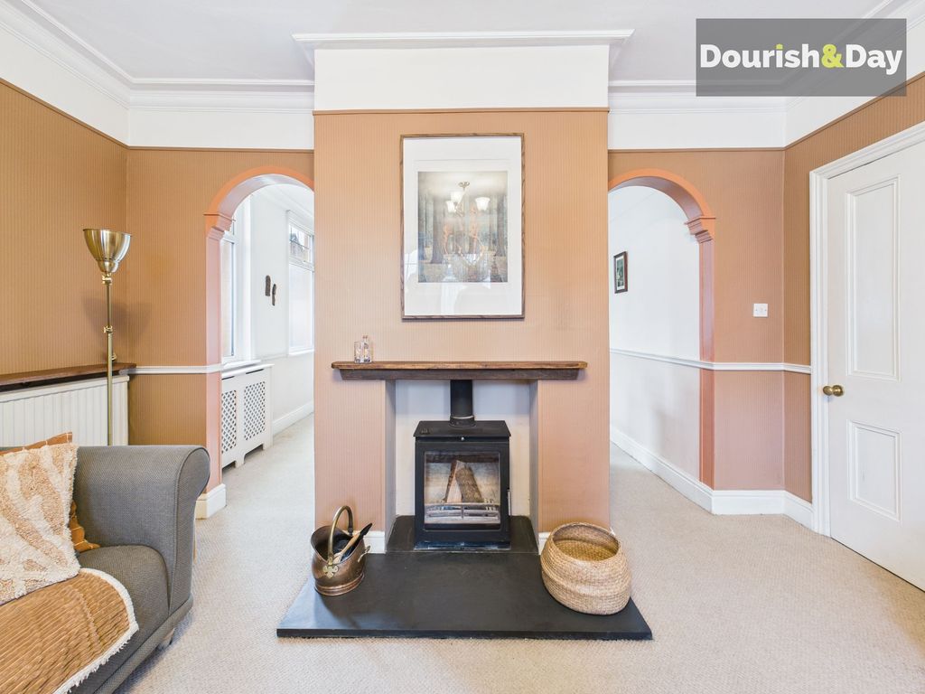 Property photo 2 of 27