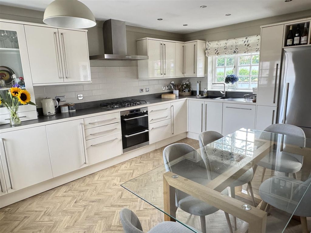 Property photo 2 of 32 Kitchen/Diner