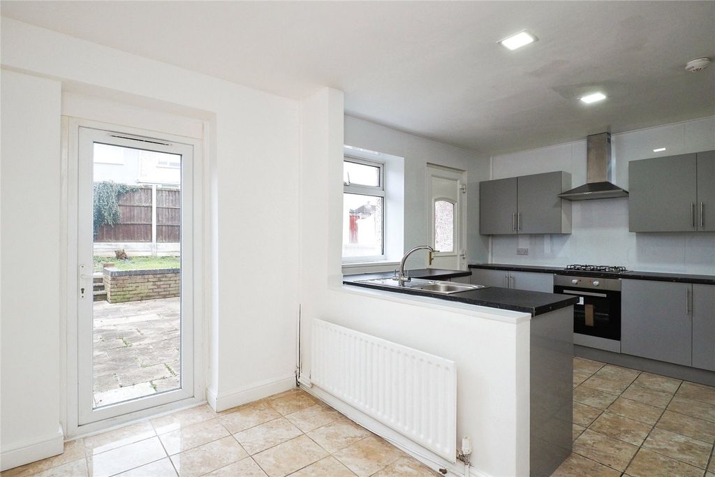 Property photo 2 of 16 Fitted Kitchen