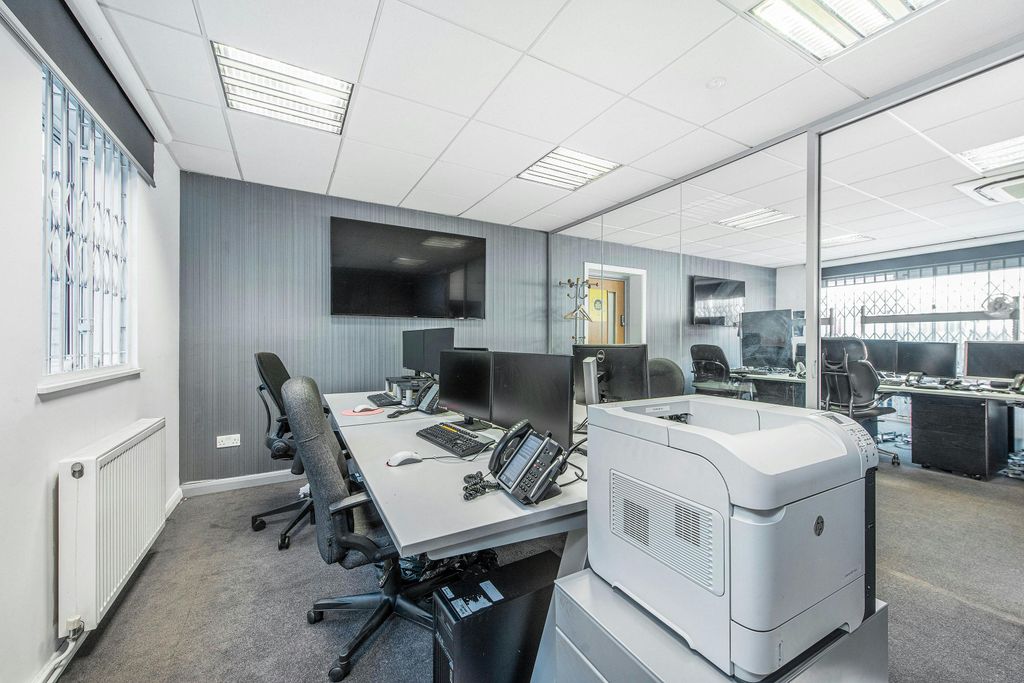 Property photo 2 of 7 32303_Forest_Real_Estate_77_79_Maygrove_Rd_3_Lo.Jpg