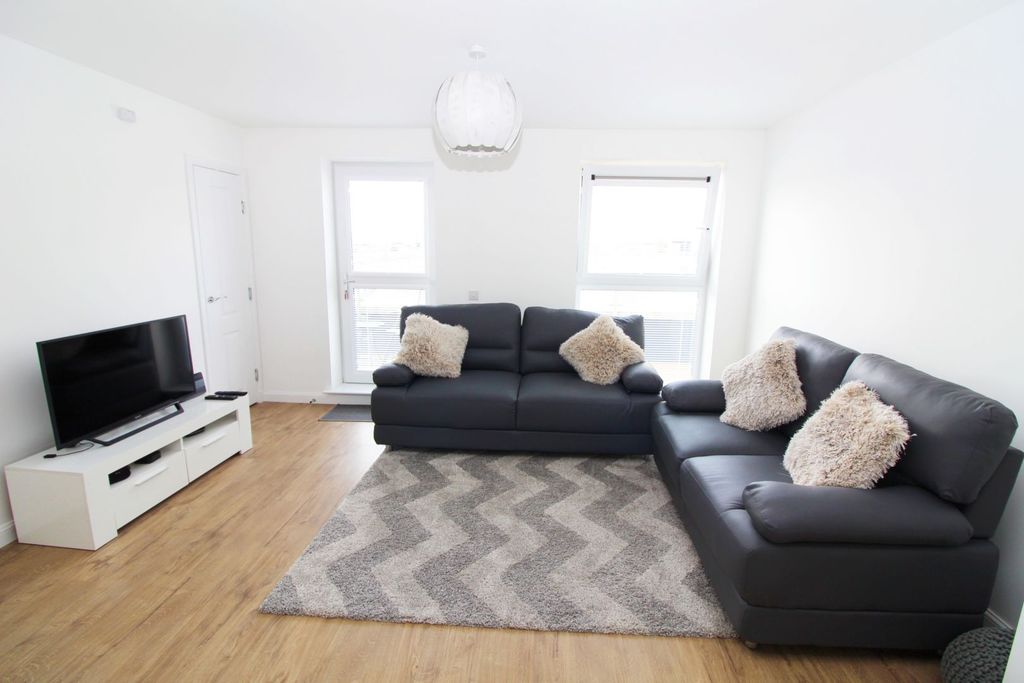 Property photo 3 of 20 Lounge / Kitchen