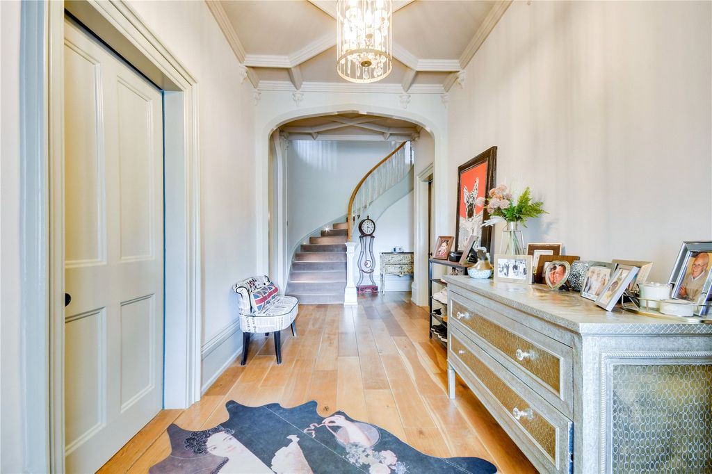 Property photo 2 of 23 Entrance Hall